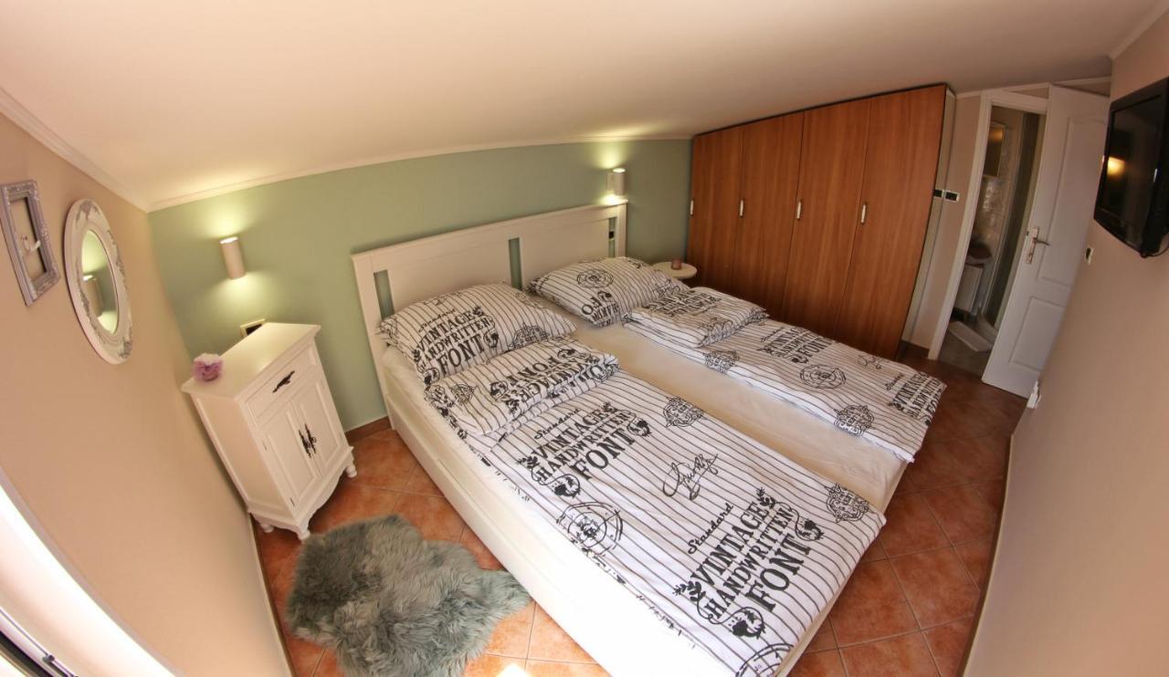 Room And Apartment Doris Lovrecica  Exterior photo